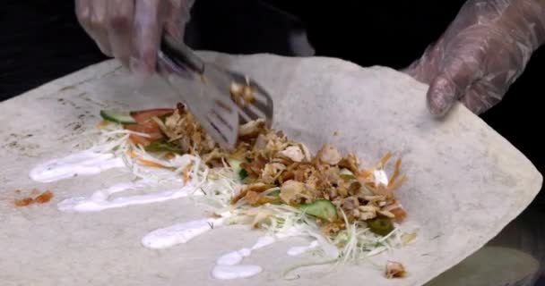 烹调沙瓦玛的过程 餐厅厨房里做鸡胸肉 — 图库视频影像
