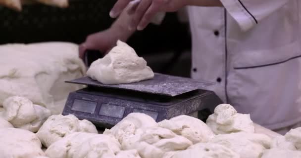 Bir Fırıncı Üretim Tesisinde Çörek Pişirmek Için Hamur Kesiyor Tartıyor — Stok video