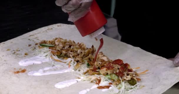 調理シャワルマのプロセス レストランキッチンで鶏のシャワルマ料理 — ストック動画