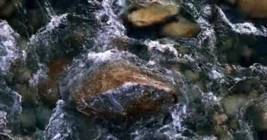 Ağır çekimde bir nehirde güzel bir su.