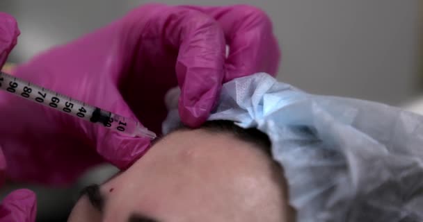 Beskär Kosmetolog Gör Kollagen Injektion Till Klienten Närbild Anonym — Stockvideo