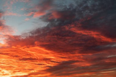 Beyaz bulutlu kırmızı gökyüzü - gökyüzü değişimi için mükemmel