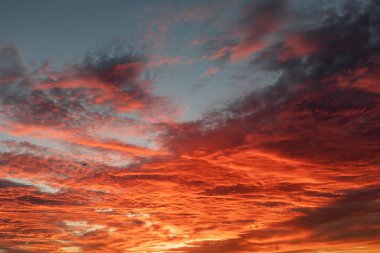 Beyaz bulutlu kırmızı gökyüzü - gökyüzü değişimi için mükemmel