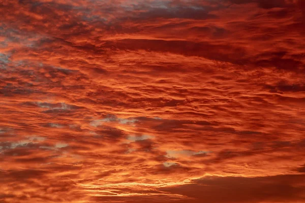 Röd Himmel Med Vita Moln Perfekt För Himmelsbyte — Stockfoto