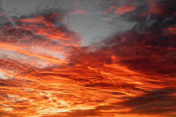 Röd Himmel Med Vita Moln Perfekt För Himmelsbyte — Stockfoto