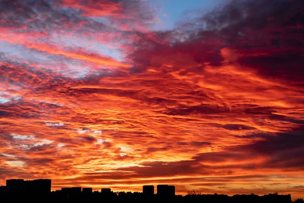 Cielo Rosso Con Nuvole Bianche Perfetto Sostituzione Del Cielo — Foto Stock