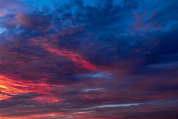 Céu Vermelho Com Nuvens Brancas Perfeito Para Substituição Céu — Fotografia de Stock