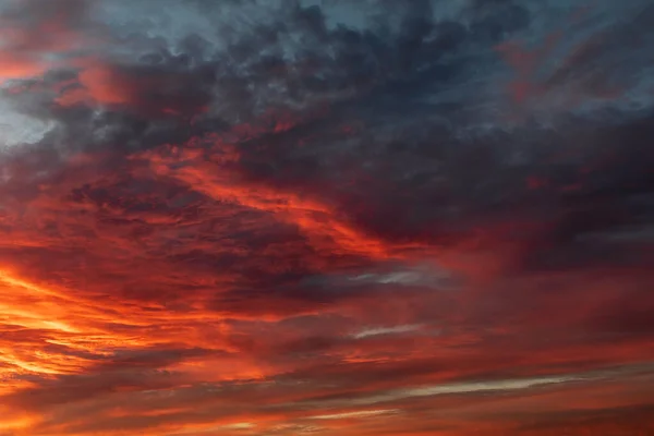 Cielo Rojo Con Nubes Blancas Perfecto Para Reemplazar Cielo —  Fotos de Stock