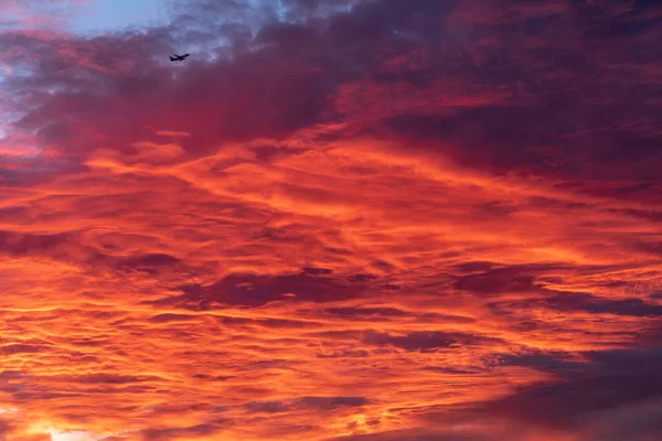 Céu Vermelho Com Nuvens Brancas Perfeito Para Substituição Céu — Fotografia de Stock