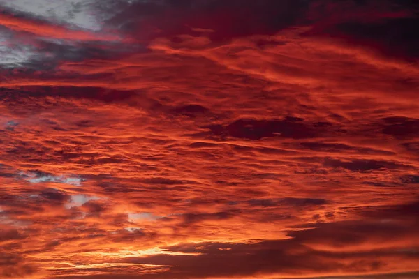 Röd Himmel Med Vita Moln Perfekt För Himmelsbyte — Stockfoto