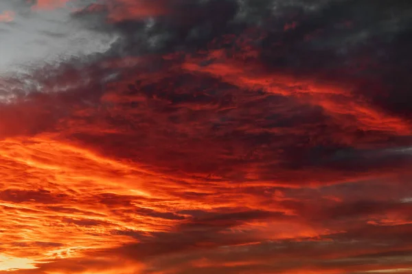 Céu Vermelho Com Nuvens Brancas Perfeito Para Substituição Céu — Fotografia de Stock