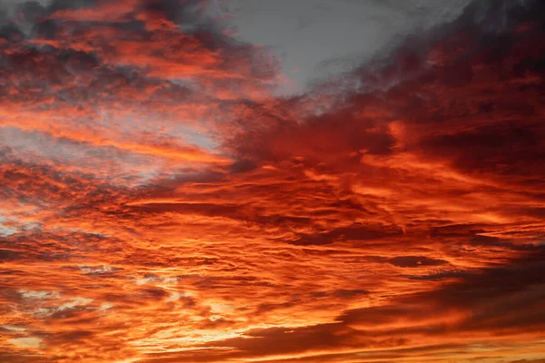 Ciel Rouge Avec Nuages Blancs Parfait Pour Remplacement Ciel Photo De Stock