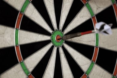 Dart. Dartboard. Tam on ikiden vur. Dart ortada..