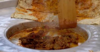 Tantuni kebabı pişirmek için kızarmış et..