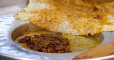 Tantuni kebabı pişirmek için kızarmış et..