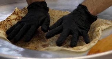 Tantuni kebabı pişirmek için kızarmış et..