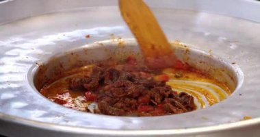 Tantuni kebabı pişirmek için kızarmış et..