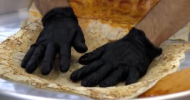 Tantuni kebabı pişirmek için kızarmış et..