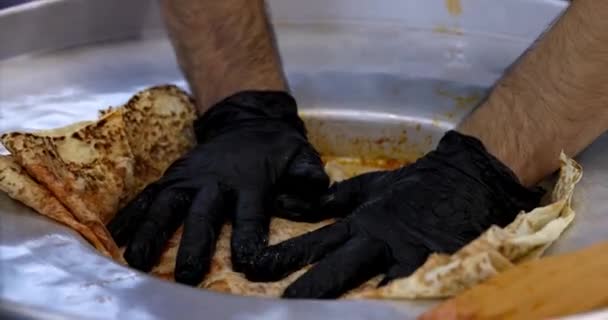 烹调沙瓦玛的过程 餐厅厨房里做鸡胸肉 — 图库视频影像