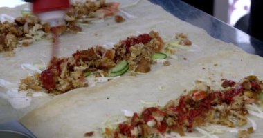 Shawarma pişirme işlemi. Lokanta mutfağında tavuk yahnisi..