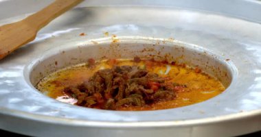 Tantuni kebabı pişirmek için kızarmış et..