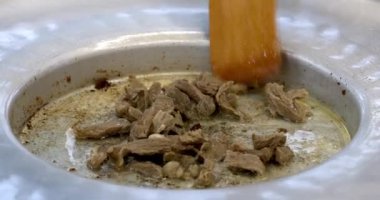 Tantuni kebabı pişirmek için kızarmış et..