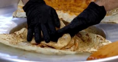 Tantuni kebabı pişirmek için kızarmış et..