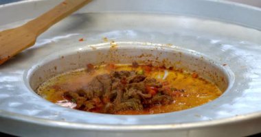 Tantuni kebabı pişirmek için kızarmış et..