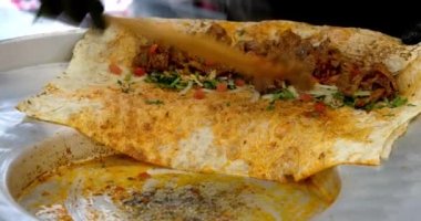 Tantuni kebabı pişirmek için kızarmış et..