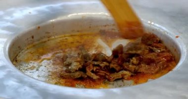 Tantuni kebabı pişirmek için kızarmış et..