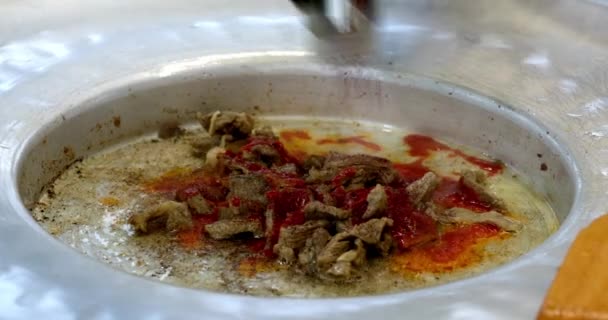 Roosteren Van Vlees Voor Het Koken Van Een Tantuni Kebab — Stockvideo