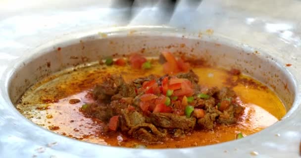 Roosteren Van Vlees Voor Het Koken Van Een Tantuni Kebab — Stockvideo