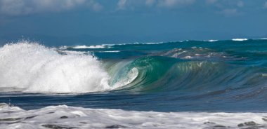 Okyanus Dalgası Kapanış Suyu. Okyanus dalgası yakın plan dikey çarpma dalgası kırılan su. Doğanın enerji gücü.