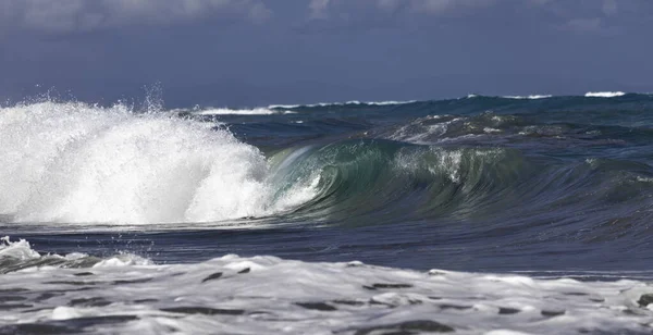 Океанська Хвиля Закриває Воду Океанська Хвиля Крупним Планом Детально Розбиває — стокове фото
