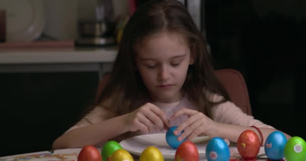 Дівчина Приклеює Декоративні Наклейки Великодні Яйця Складає Великодні Яйця Свято — стокове відео