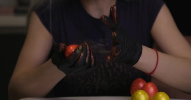 Дівчина Малює Великодні Яйця Руками Чорних Рукавичках — стокове відео