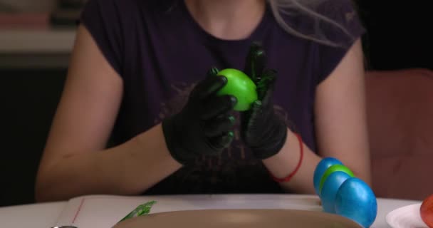 Девушка Рисует Пасхальные Яйца Руками Черных Перчатках — стоковое видео