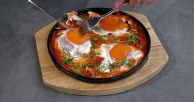 Taze shouka ile kızartma tavası. Domates ve biber soslu kızarmış yumurta. 120 fps video.