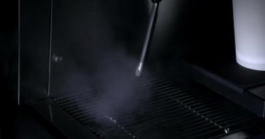 Kahve makinesinden yavaş buhar akışı. Espresso makinesinden buhar üfleme çubuğu.