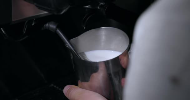 바리스타는 카푸치노나 커피를 끓이기 우유를 데운다 카페에서 일하는 바리스타의 — 비디오