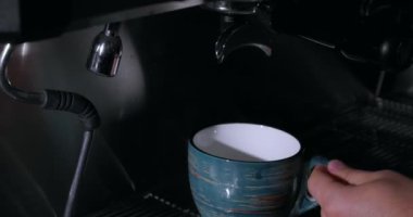 Kahve makinesi bardağı dolduruyor. Kahve makinesiyle kahve yapıp fincana koymak, otomatik kahve makinesinden çıkan espresso kahvesi. Kahvaltıda içecek..