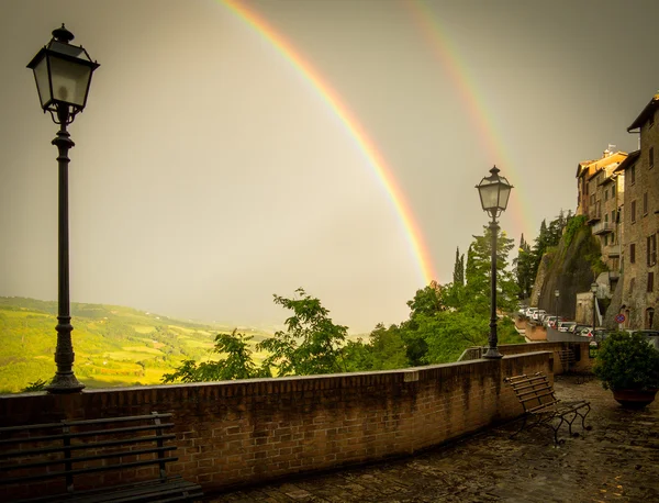 Duplo arco-íris sobre Montone, Itália — Fotografia de Stock