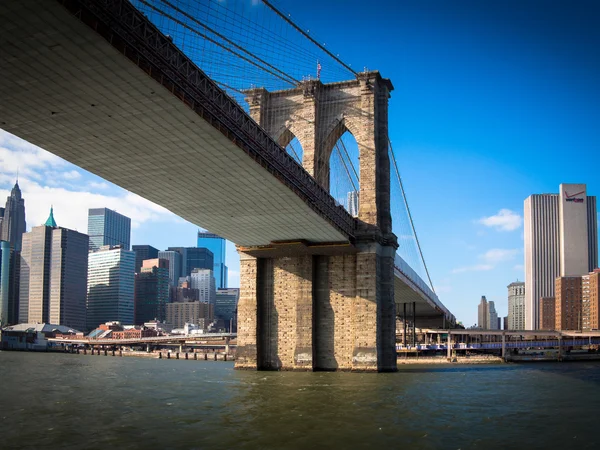 New York Skyline de la rivière à Brooklyn Bridge — Photo