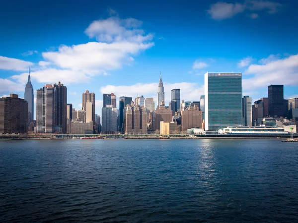 川からのニューヨークのスカイライン ロイヤリティフリーのストック写真