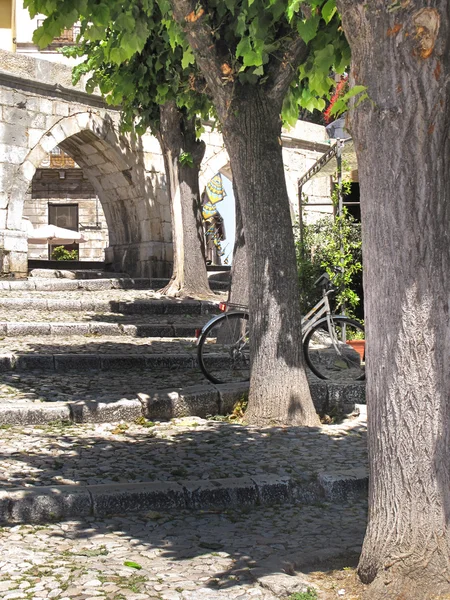 Shady steps to the aquaduct — Stock Photo, Image