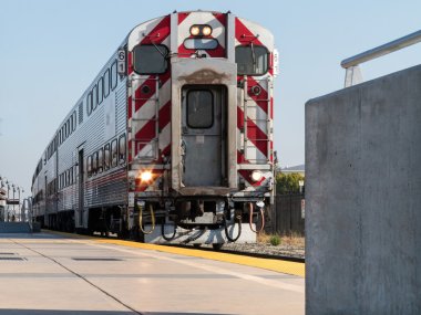 Tren 61 California platformu