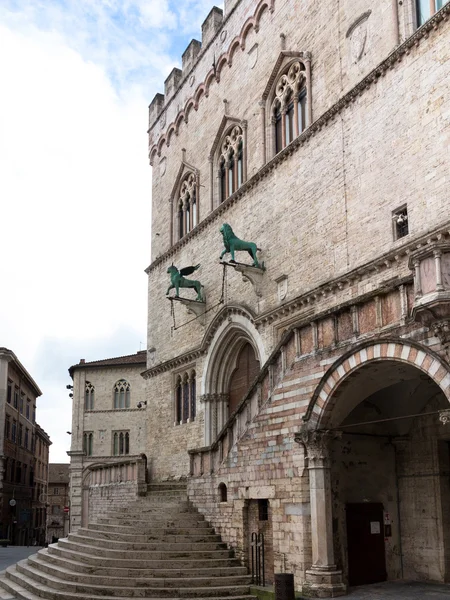 Olhando para cima os degraus para o palácio — Fotografia de Stock