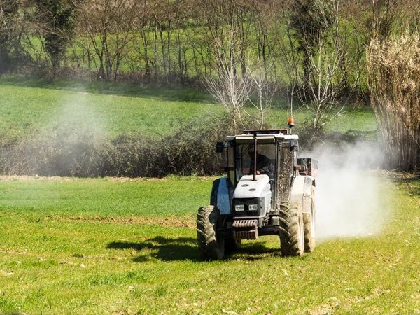 トラクター作業の広がり肥料 ストック写真