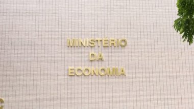 Brasilia şehrindeki Bakanlıklar 'ın merdivenlerinde bulunan Ekonomi Bakanlığı binasının dışında. Brasilia, Federal Bölge, Brezilya. 21 Kasım 2021. 