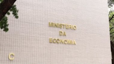 Brasilia şehrindeki Bakanlıklar 'ın merdivenlerinde bulunan Ekonomi Bakanlığı binasının dışında. Brasilia, Federal Bölge, Brezilya. 21 Kasım 2021. 